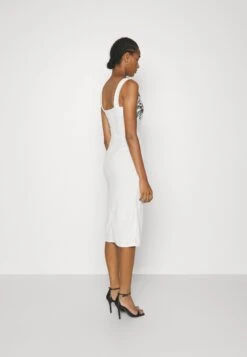 Embroidered V Neck Rose Midi - Jurk - White Floral 8 Embroidered V Neck Rose Midi - Jurk - White Floral -Wal G 214d41cafff14840996936a3fea5c7ef