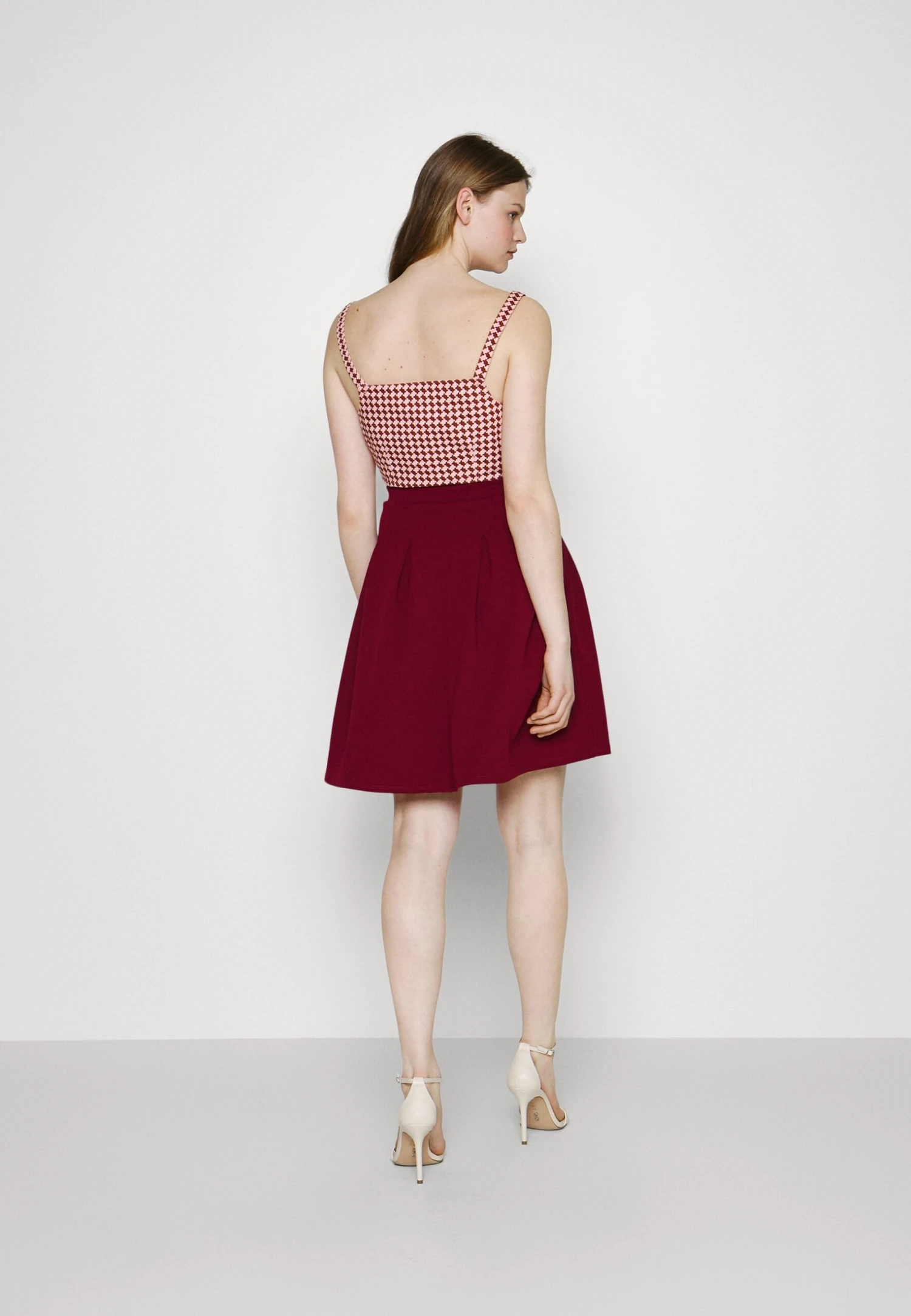Wal G Zara Pleated Skater Skirt - A-Lijn Rok - Berry Wine 3 Wal G Zara Pleated Skater Skirt - A-Lijn Rok - Berry Wine - Afbeelding 3