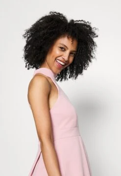 Cheryl Halter Neck Skater Dress - Cocktailjurk - Blush Pink -Wal G 2904c1d57ae043d38432022c67f9be66