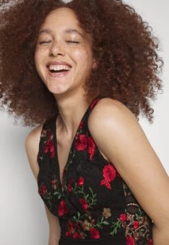 Wal G Embroidered Lace Maxi - Cocktailjurk - Black/Red -Wal G b86f3a8e294d40f5b793d48a672ba89c