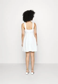 EmbroideredSkater - Jurk - White Floral -Wal G bc0c36a1785149bd8f64011b57917ebb