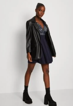 Wal G Belle V Neck Skater Dress - Cocktailjurk - Navy/White -Wal G bf6b978f681f4b4ab6575a2b50bab67a