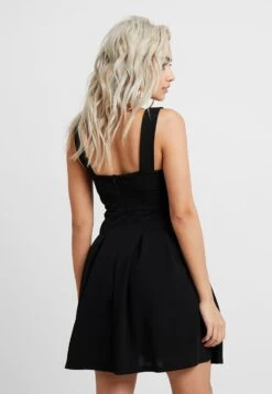 Eloise V Neck Skater Dress - Cocktailjurk - Black -Wal G cd36edbe8b4345319bc7183e54989696