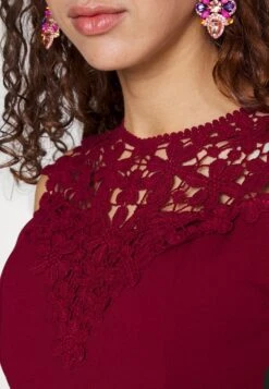 Wal G Accessorie Neck Skater Dress - Cocktailjurk - Wine -Wal G d0fa414f7be94ab7b29683245c2c9f30
