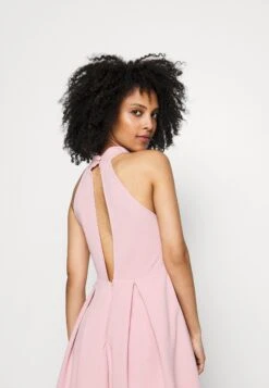 Cheryl Halter Neck Skater Dress - Cocktailjurk - Blush Pink -Wal G e61571576ed34a259476442ea8e2d7b8